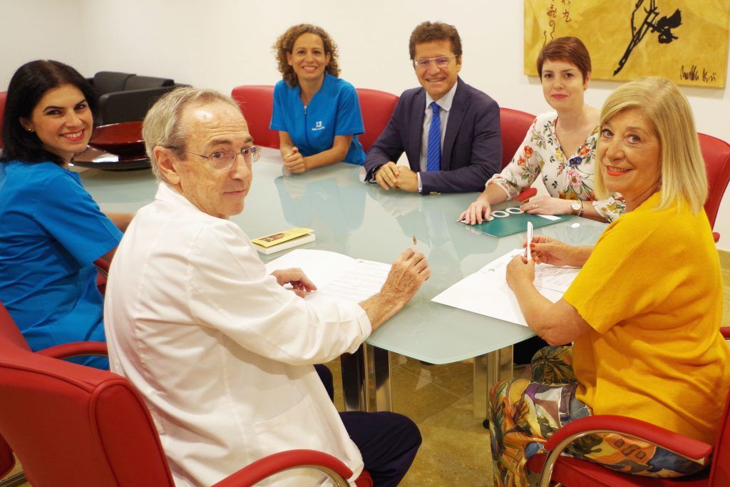Firma del convenio entre el HLA y el Colegio Oficial de Ópticos Optometristas de Andalucía.