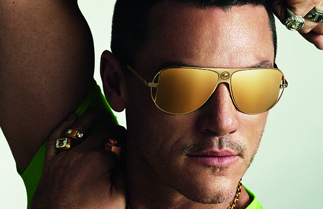 Luke Evas es el nuevo rostro de la campaña de gafas para hombre de Versace. FOTO: Versace