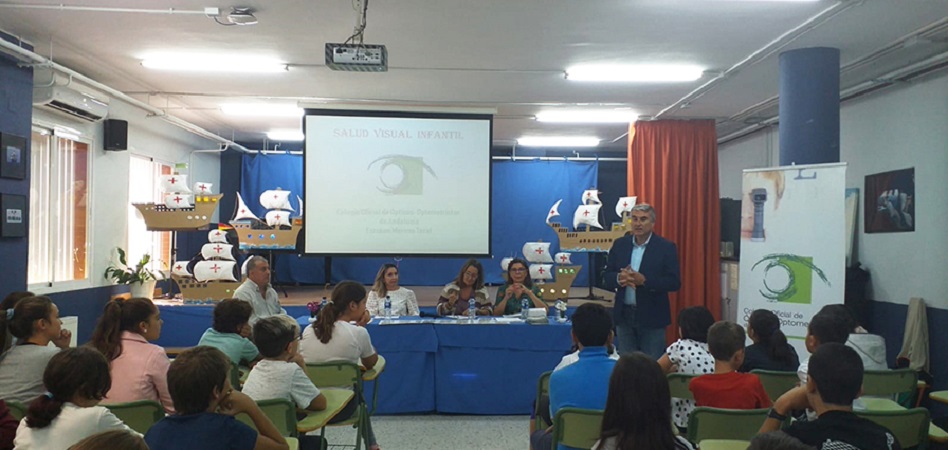 El Colegio de Oficial de Ópticos-Optometristas de Andalucía (Coooa) promovió ayer una clarla sobre salud visual en el CEIP Juan Sebastián Elcano de Sevilla