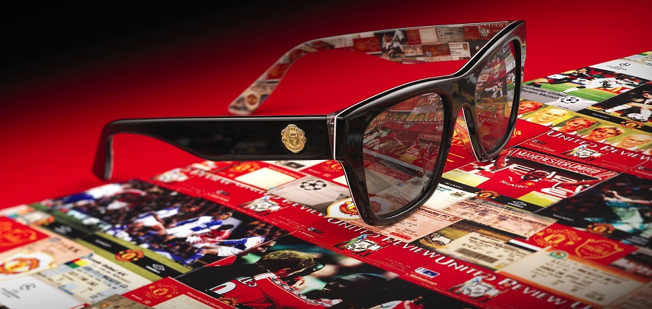 En la estructura de la gafa Treble se puede apreciar un collage de imágenes de los mejores momentos vividos por el Manchester United durante la temporada 1999.