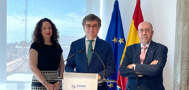 Eduardo Morán Abad (centro) es el nuevo presidente del CNOO.
