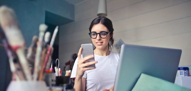 miopia-joven Los nuevos hábitos de los jóvenes también han provocado el aumento de la miopía. FOTO: Bruce Mars (Unsplash)